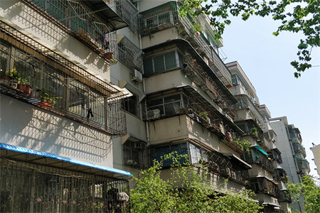 清华苑3室2厅1卫85万126m2简单装修，有车库